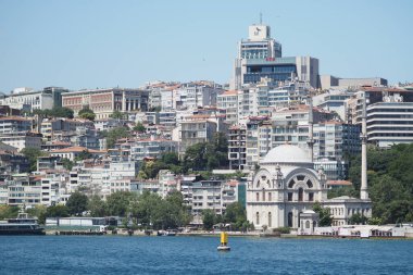 Deniz kıyısındaki tarihi binaların manzarası..