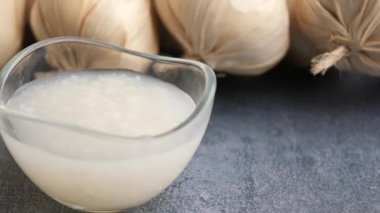 Küçük bir cam kasede sarımsak sosu yakın plan. .