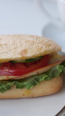 Marul, domates ve hindiyle dolu lezzetli bir sandviçin tadını çıkarın..