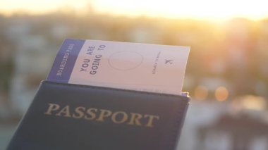 Gün batımında giriş kartı olan bir pasaport..