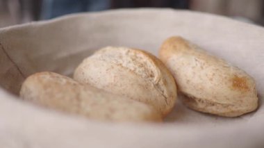 Ev yapımı rulo dokuma sepetine konur, eğlenmeye hazırdır..