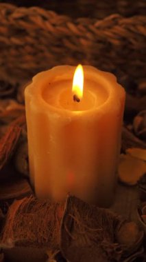 Sıcak bir mum ışığı, sıcak bir alanda huzurlu bir atmosfer yaratır..