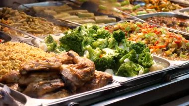 Taze hazırlanmış yemekler arasında pirinç, sebze ve ızgara et var..