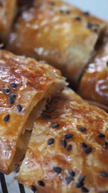 Sıcak bir mutfakta fırından yeni çıkmış lezzetli bir Türk borek..