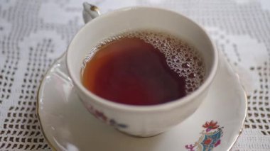 Sıcak bir atmosferde dinlenirken bir fincan taze çay içiyorum..