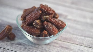 Arkadaşlarla sıcacık bir mutfak ortamında taze randevuların tadını çıkarıyoruz..