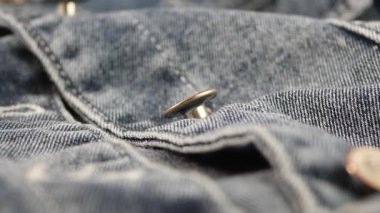 Ayrıntıları dikerken kot kumaş ve düğmelere odaklan.