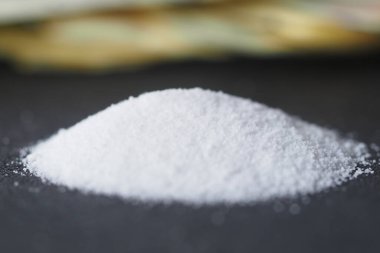 Şeker, siyah zemin üzerindeki tatlandırıcı tozun yerine geçer ,