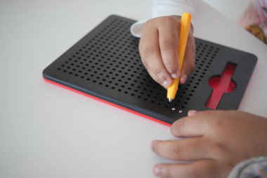 Yaratıcı Oyun için Manyetik Nokta Çizim Tahtasıyla İlgili Çocuk.