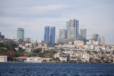 Hindi İstanbul 28 Mayıs 2025. Şehir çağdaş binalar ve tepeler ile su boyunca ufuk çizgisi.