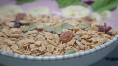 Meyveli granola kasesinin rengarenk kahvaltısının tadını çıkarın..