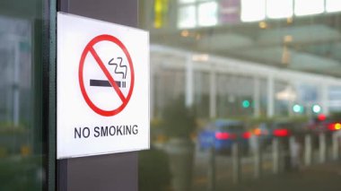 Havaalanı girişinde sağlık için sigara içilmez işareti bulunmamaktadır..