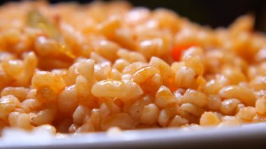 Tabakta bulgur pirincine yakın çekim ,