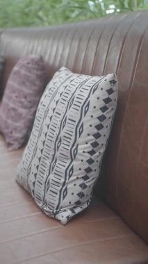Yumuşak yastıklar içerideki şık oturma alanına rahatlık katar..