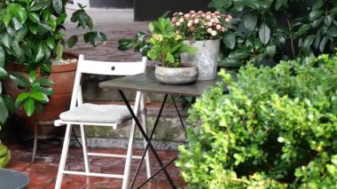 Yeşillik ve çiçeklerle çevrili huzurlu bir yerin tadını çıkar..