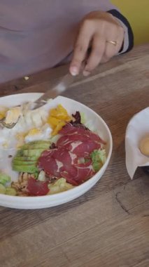 Et, yumurta, avokado ve sebzeli bir salata..