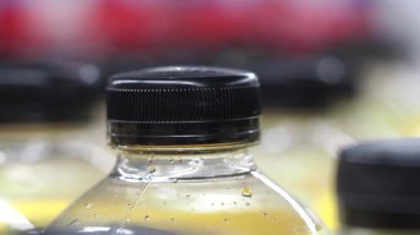 Bir mağaza ortamında sıralanmış su şişesi kapaklarına odaklan.