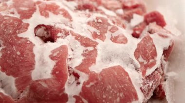 Güvenlik ve lezzet sağlamak için donmuş etin nasıl düzgün çözüldüğünü öğren..