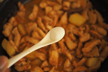 Tavada tavuk parçaları, baharat ve sosla birlikte orta sıcaklıkta pişirmek..