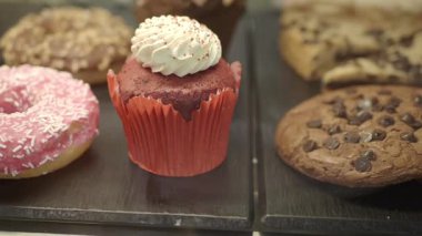 Renkli tatlılar bugün pastanede güzelce düzenlendi..