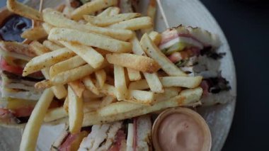 Bir lokantada taze sandviç ve kızarmış patateslerin tadını çıkarın..