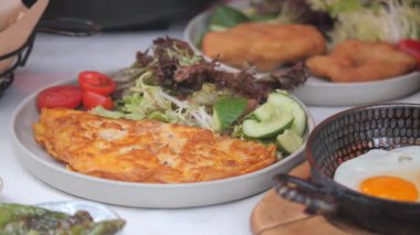 Salatalı ve kenarlı lezzetli omlet..