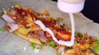 Taze malzemeler soslu lezzetli bir paket yapmak için bir araya gelir..