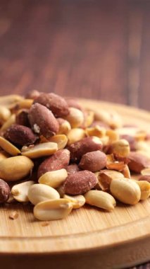 Tahta kesme tahtasındaki karışık fındıkların yakın plan görüntüsü..