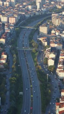 Kalabalık bir şehirde sokaklar araba ve binalarla dolu..