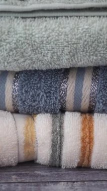 Yumuşak renkli ve desenli temiz havlular rahat bir atmosfer yaratır..