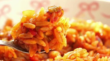 Sıcak pirinç yemeği servis ediliyor, canlı renkler ve dokular vurgulanıyor..