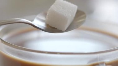 Tadını arttırmak için bir fincan sıcak kahveye küp şeker ekliyorum..