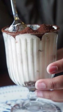 Sıcak bir kafe atmosferinde lezzetli bir tatlı fincanı tadılıyor..