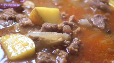 Biftek ve patates, zengin bir tat için baharatlarla kaynaşır..