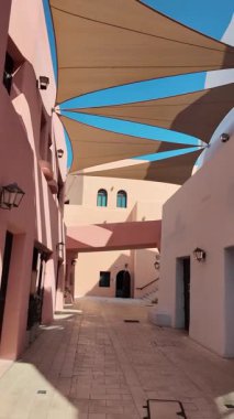 Katar Doha 4 Şubat 2025 Katar Kültür Köyü 'nde büyüleyici bir ara sokak keşfet.