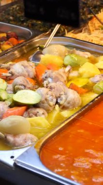 Canlı sebzelerle dolu doyurucu bir tavuk yahnisinin tadını çıkarın..