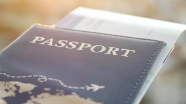 Heyecan verici bir seyahat için pasaport ve bilet hazırlıyorum..