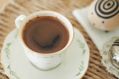 Hünerli aksanlı rahat bir ortamda Türk kahvesinin tadını çıkarıyorum.,