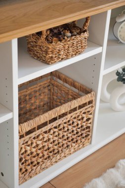 Örgütlenmek için temiz beyaz bir rafa örülmüş sepetler..