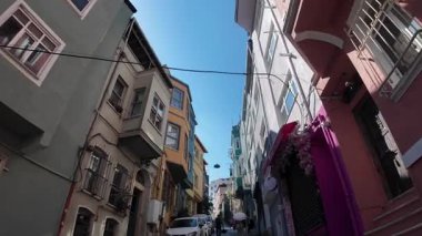 İstanbul 'un canlı caddelerinde yürüyen büyüleyici binalar.