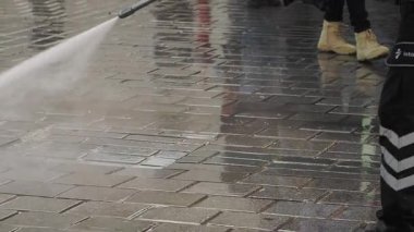 Yüksek basınçlı su şehrin sokaklarındaki ve kaldırımlarındaki kirleri temizliyor.