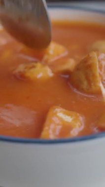 Taze otlarla dolu domates çorbasının tadını çıkarın..