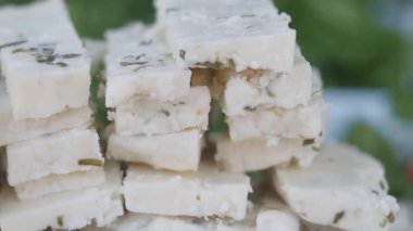 Bitkilerle ve taze malzemelerle basit peynir kareleri yapmayı öğren..