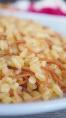 Lezzetli bir bulgurun tadını çıkarıyorum. .