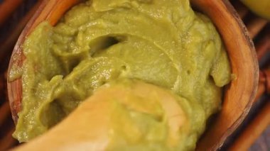 Kaşık koparma avokado macununun üst görünümü .