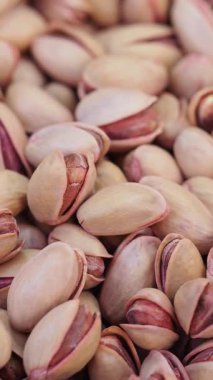 Fıstık kabuklarının içinde bir marketin vitrinine yakın plan çekilmiş..