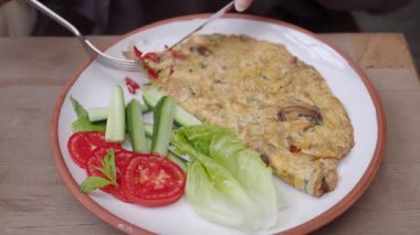 Lezzetli sebzeli omlet ve taze salatanın tadını çıkarın..