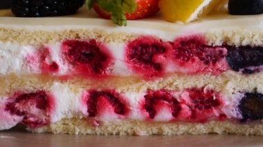 Bu tatlı katmanları sünger kek, krema ve böğürtlen içerir..