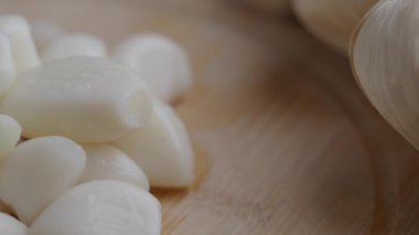 Taze sarımsak ve soğan dikkatle dilimlenir..