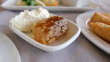 Tabakta bal peteği ve krema karışımının tadını çıkar..